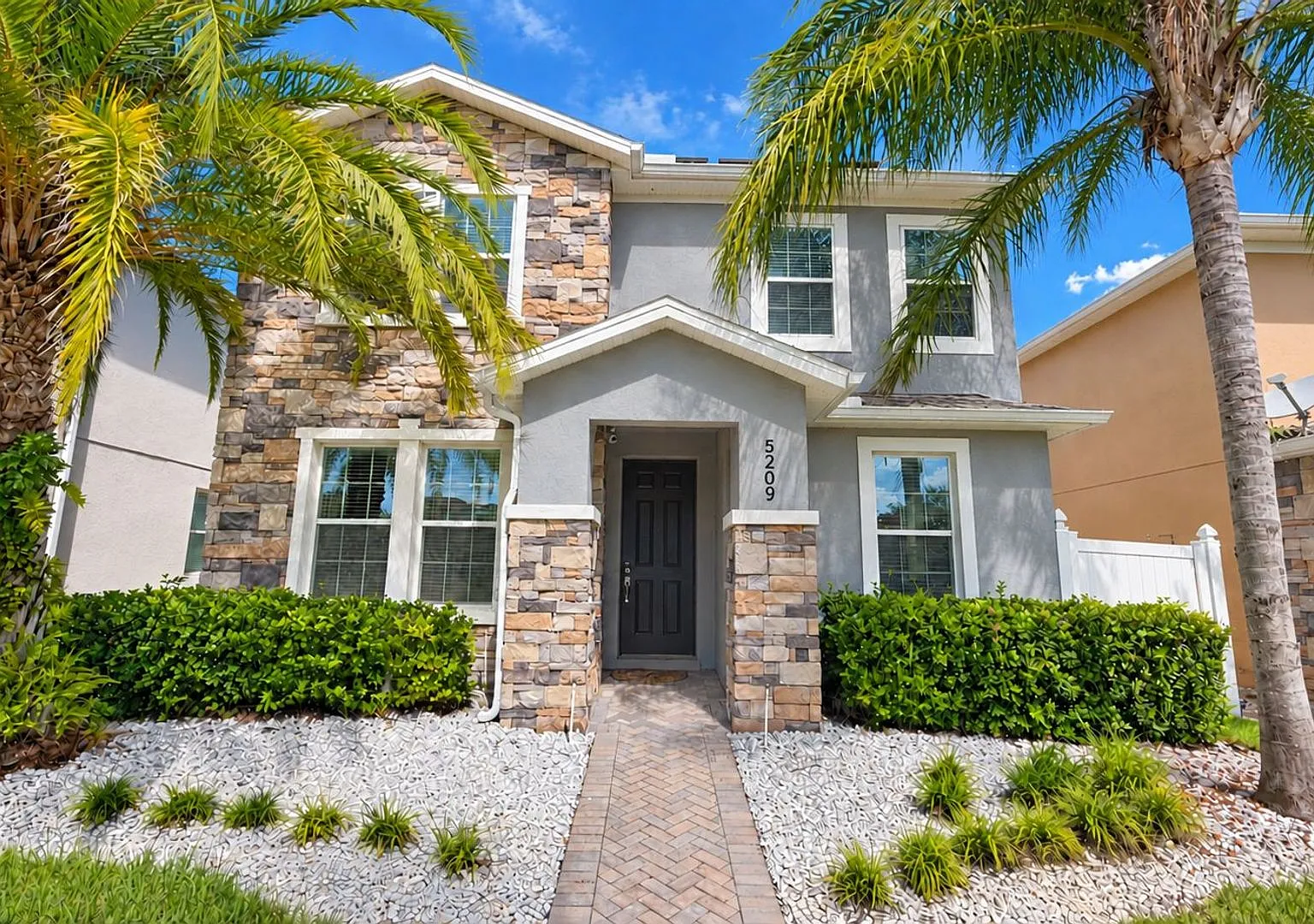 3 Bedroom Home Across from Park with Solar & Lawn Service Orlando — Photo 1