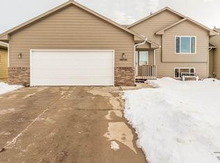 1209 E 68th St N, Sioux Falls, SD 57104