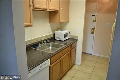 2nd image of 3961 Lyndhurst Dr APT 302