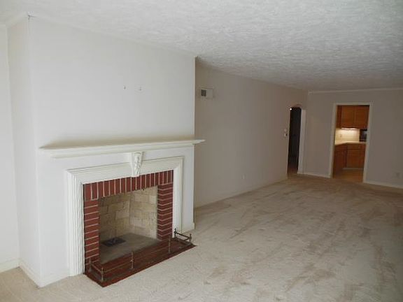 3rd image of 628 N Oak Knolls Ave