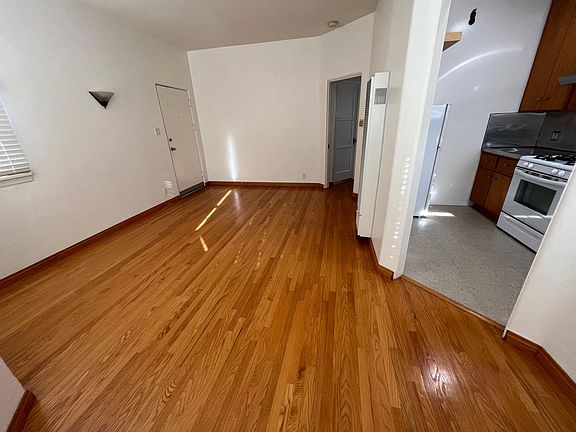 4th image of 2402 Oak St #D