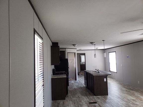 5th image of 486 Lexington Dr