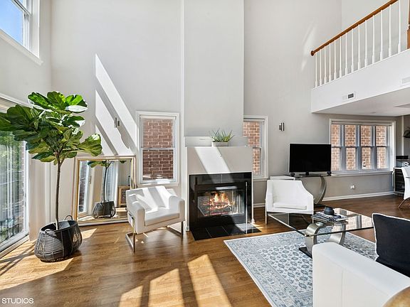 4th image of 1629 N Winchester Ave APT 2