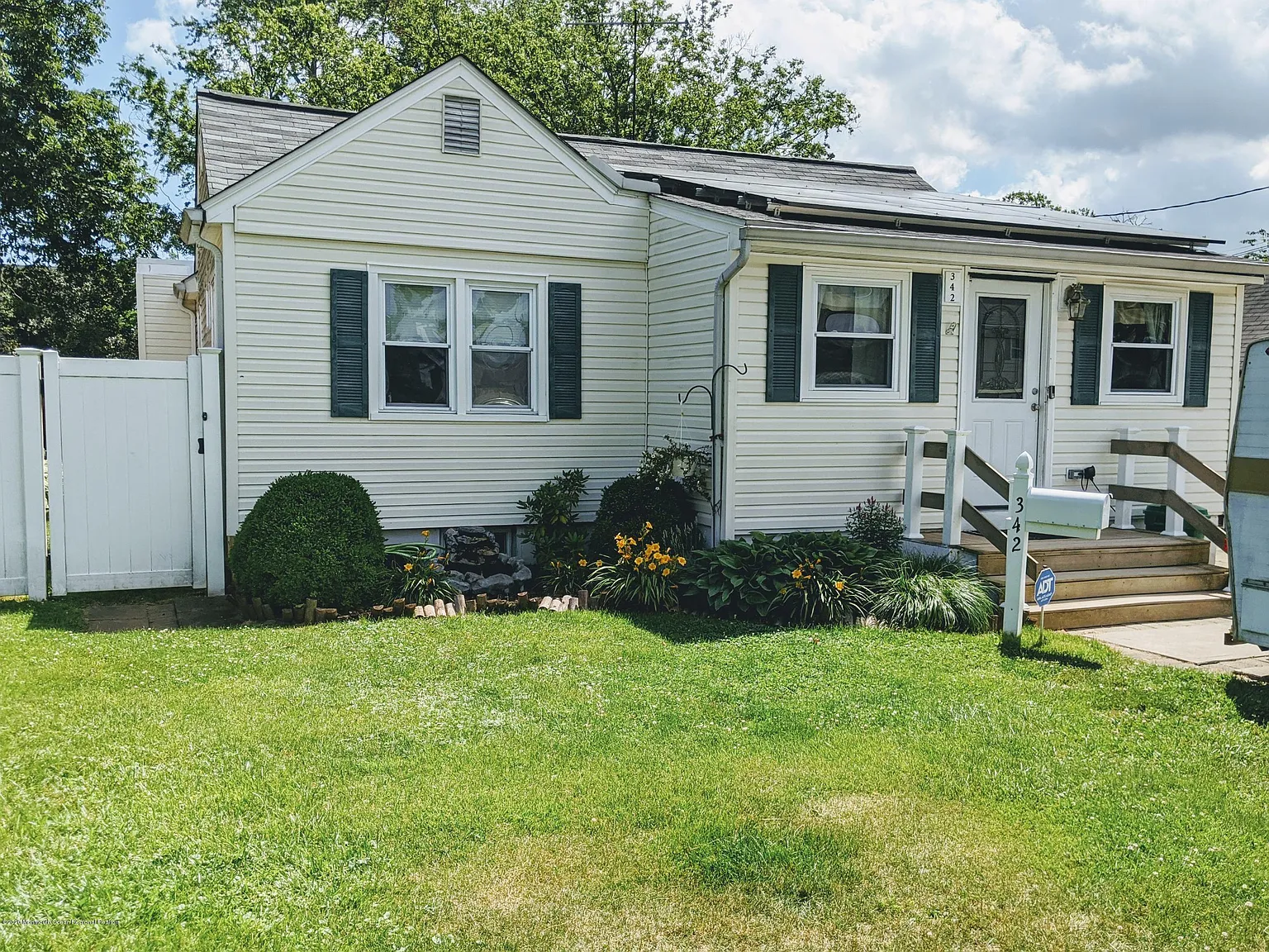 342 Woodbine Dr photo 1
