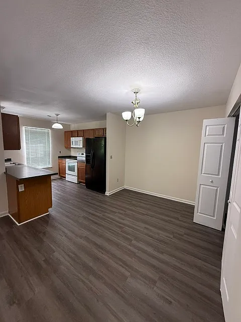 3 bed, 1100 sqft, $1,300 — Photo 3