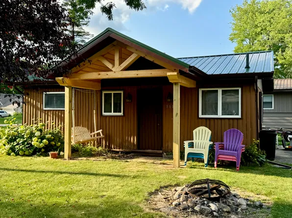 10880 3rd St, Stanwood, MI 49346