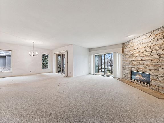 3rd image of 934 S Highview Cir