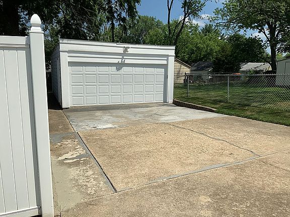 4th image of 701 E Gift Ave