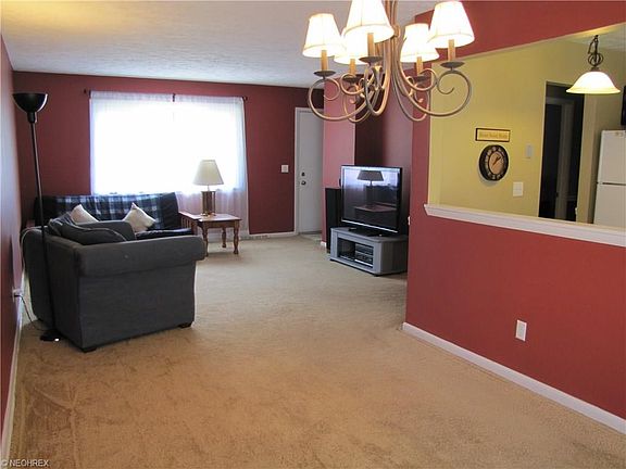 3rd image of 556 Howells Ct