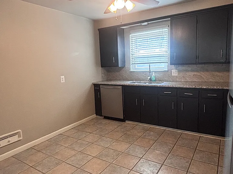 291-301 Riverside Dr #3 — Photo 2