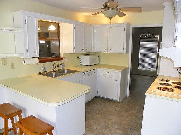 2nd image of 113 Pebble Creek St