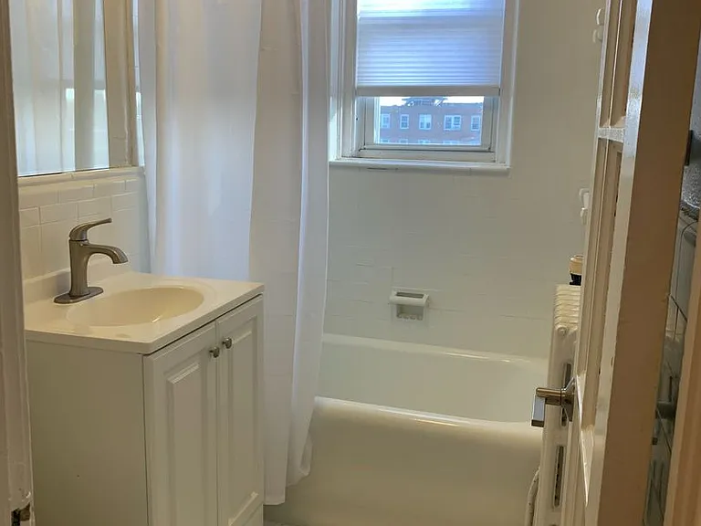 100 Howe Street — Photo 85