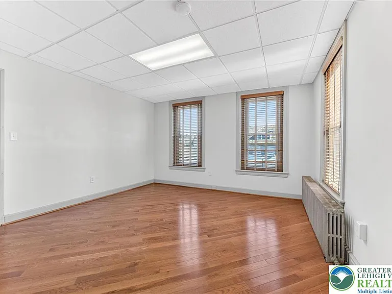 401 W Broad St — Photo 23