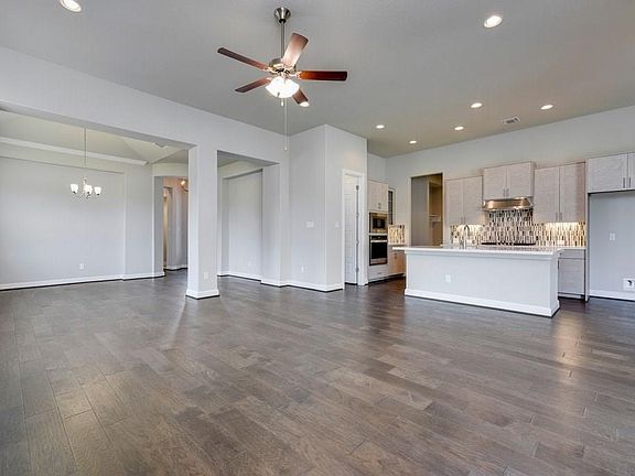 5th image of 214 Vista Village Cv