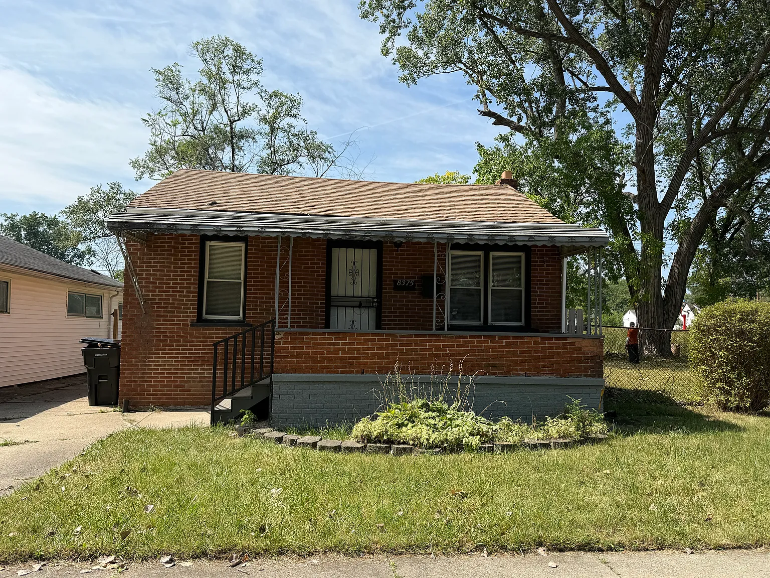 Newly refreshed 2-bedroom ranch on a quiet street. — Photo 1