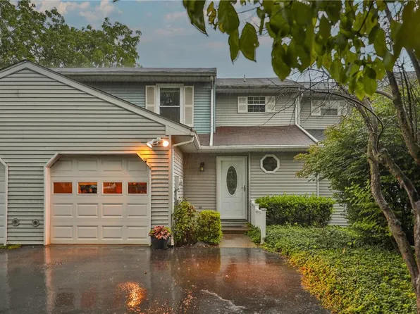 896 Briarstone Rd, Bethlehem, PA 18017