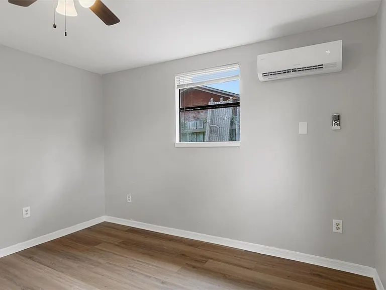 2406 E Clark St — Photo 41