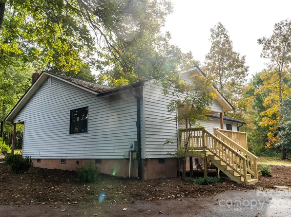 1210 29th Avenue Dr NE, Hickory, NC 28601