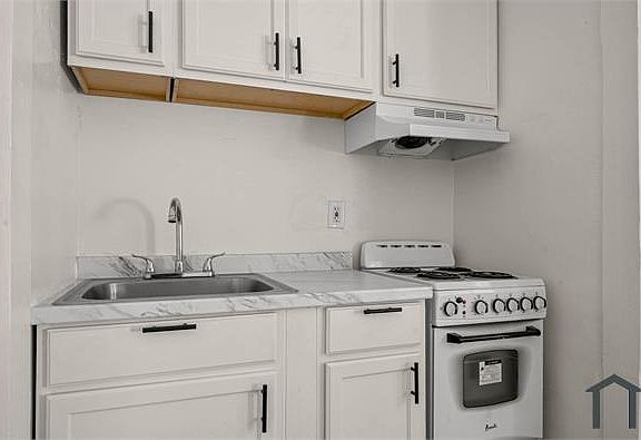 3rd image of 207 S Kenmore Ave #5