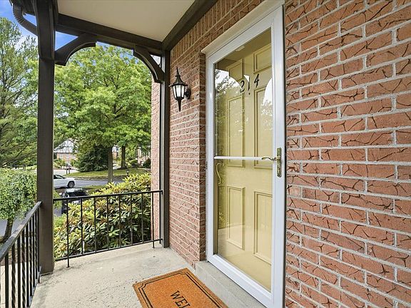 3rd image of 214 Thornberry Cir
