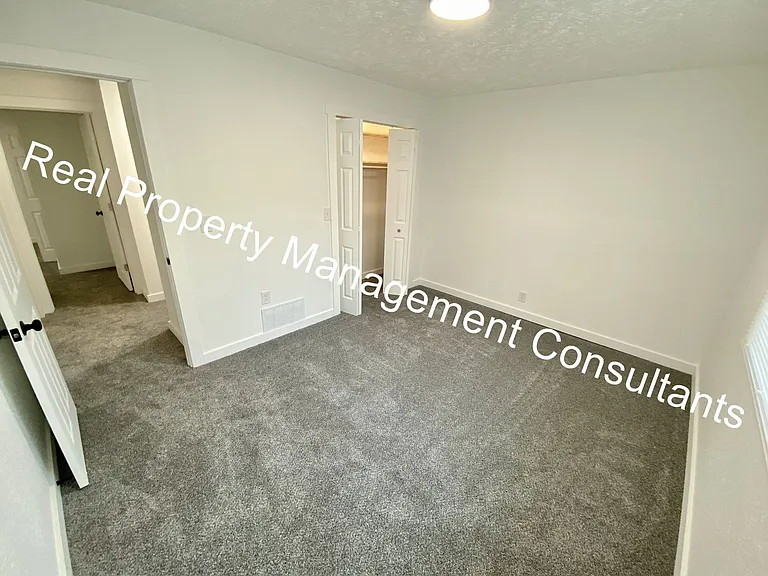 904 Twin Oaks Ter — Photo 14