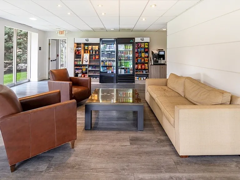 Lounge Mini-Market
