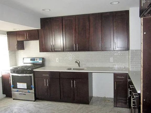 3rd image of 16610 S Conduit Ave