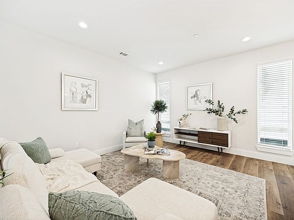 4th image of 5633 Live Oak St #102