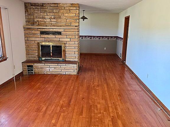 4th image of 215 Mammoth St