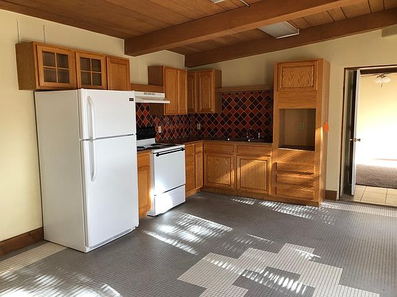 5th image of 419 W Commercial St #B