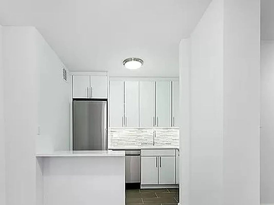 1st image of 300 E 40th St APT 29V