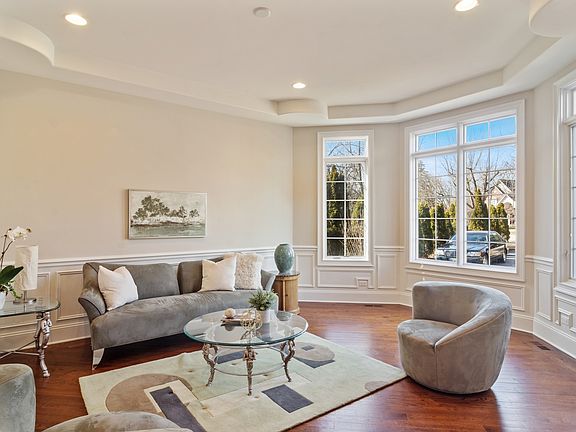 3rd image of 221 Hickory Ct