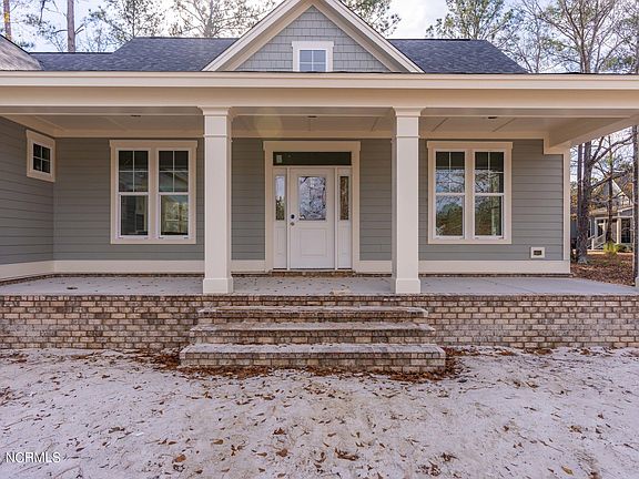 4th image of 815 Breezewood Drive SE