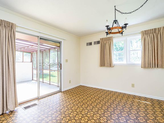 5th image of 3196 Willowdale Dr