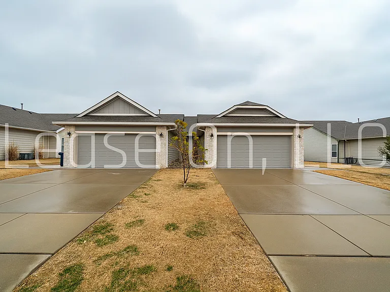 8196 E 34th Ct S — Photo 1