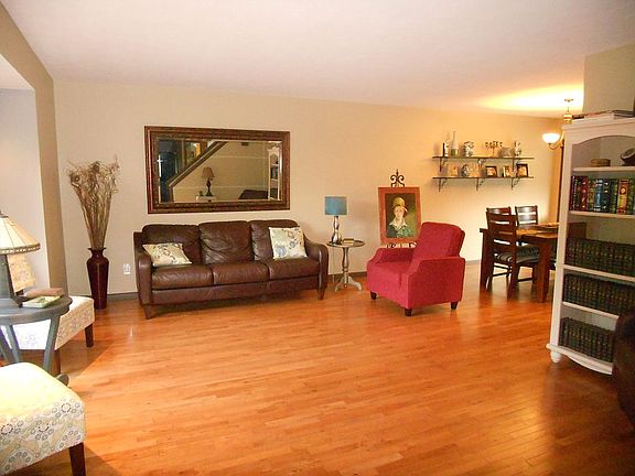 4th image of 3153 Surrey Hill Ln
