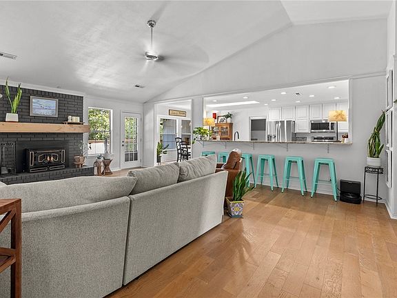 4th image of 102 N Woodale Ln