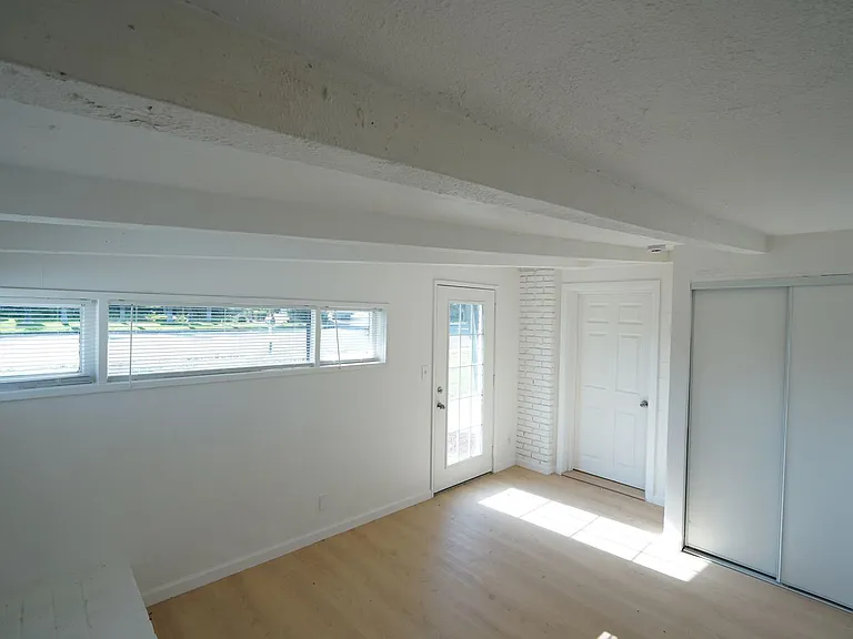 1443 N Riverside Ave — Photo 11