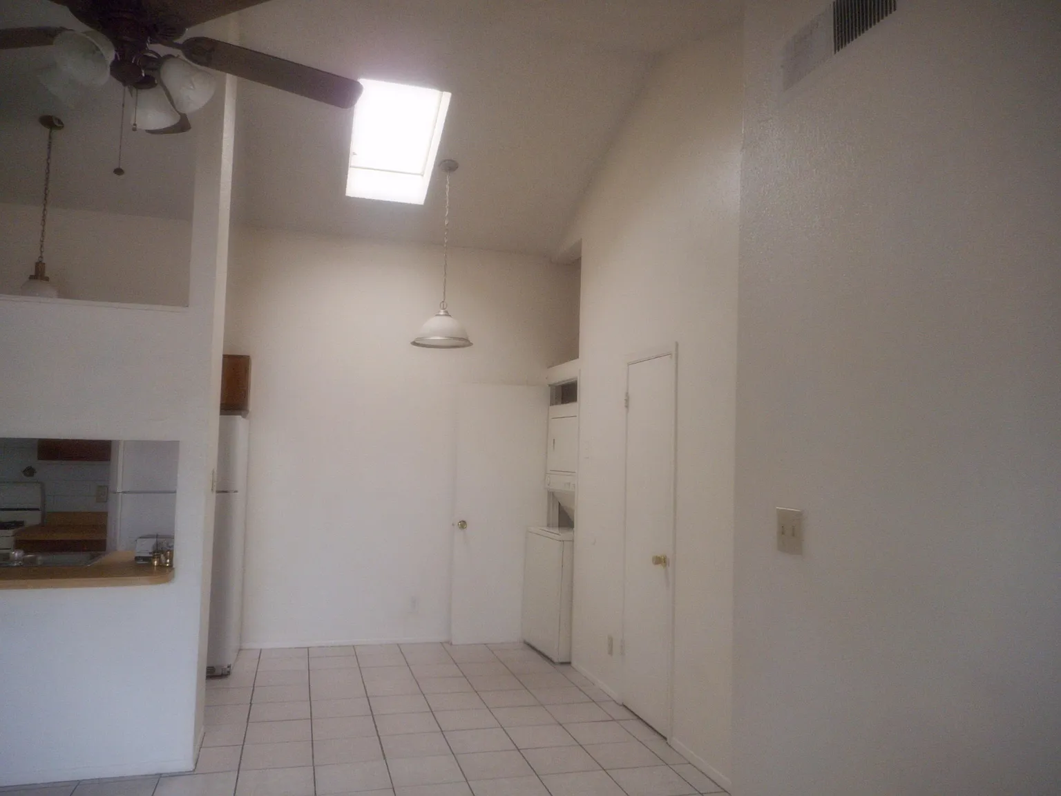 2 bed, 1.0 bath, 820 sqft, $800 — Photo 2