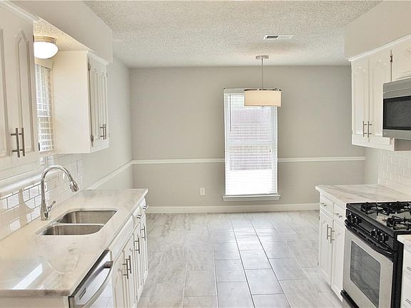 4th image of 3702 Fieldcrest Dr