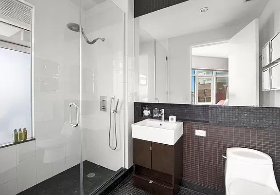 5th image of 10-17 Jackson Ave #5C