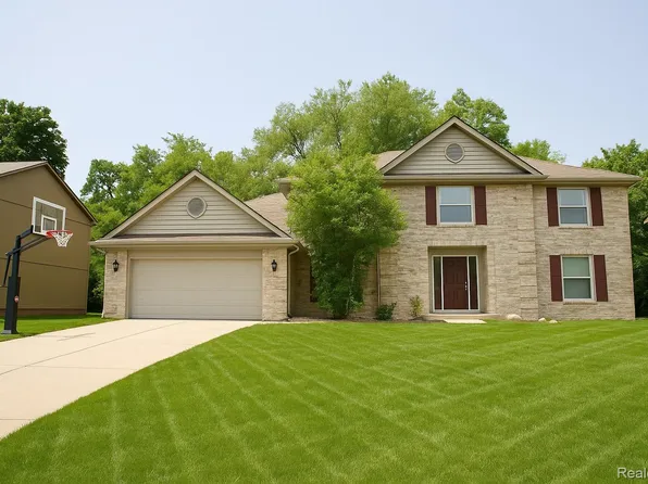 5517 Loch Moor Dr, Clarkston, MI 48346