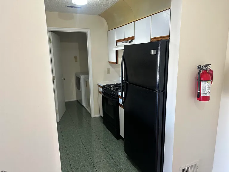 203 Colonial Ct — Photo 13