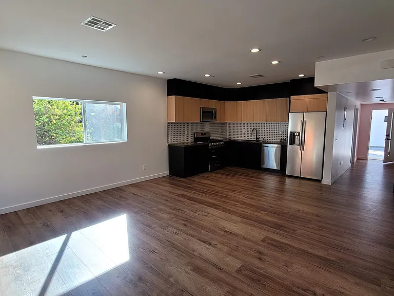 6034 Craner Ave — Photo 7