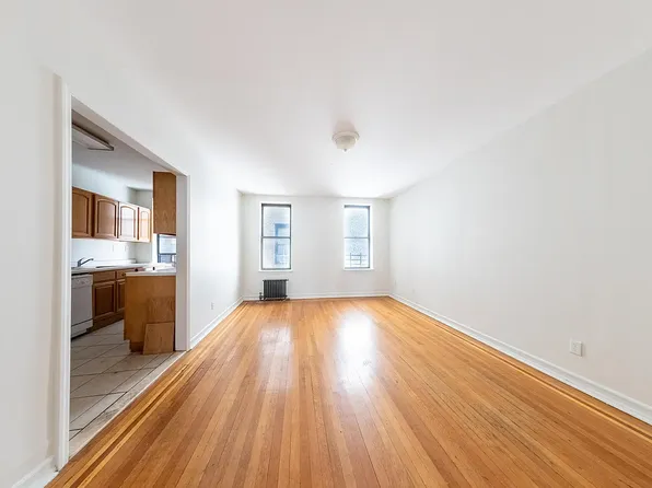 940 Street Nicholas's Avenue image 2 of 16