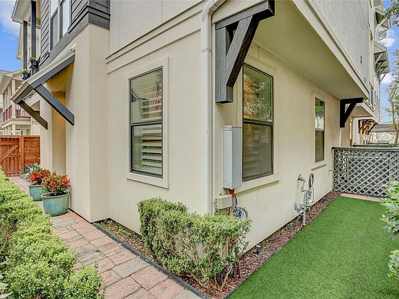 3rd image of 3225 Maxroy St