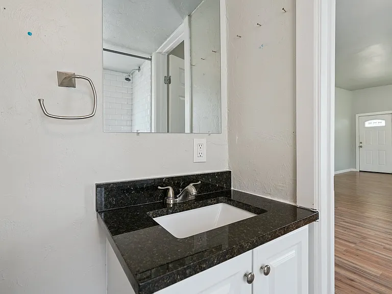 516 W Martin St — Photo 15
