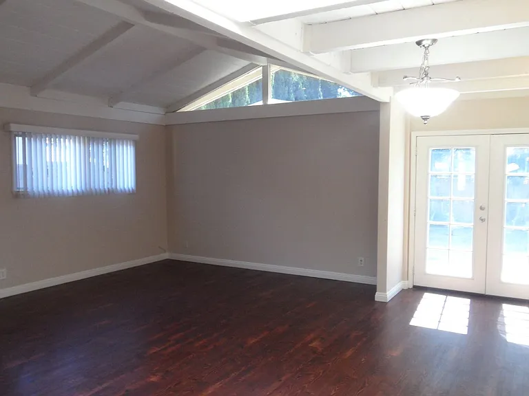 344 N Shattuck Pl — Photo 6