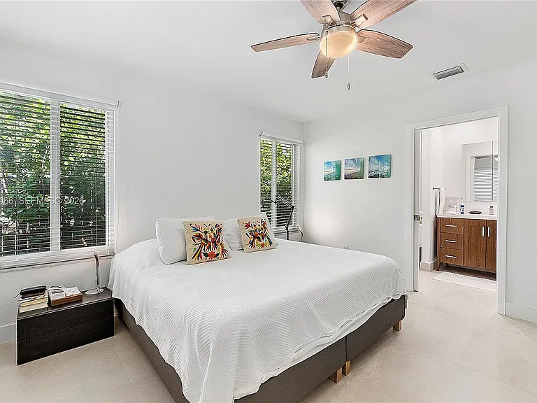 301 Hampton Ln — Photo 23