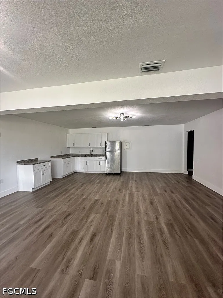 2 bed, 1.0 bath, 1300 sqft, $1,700 — Photo 1